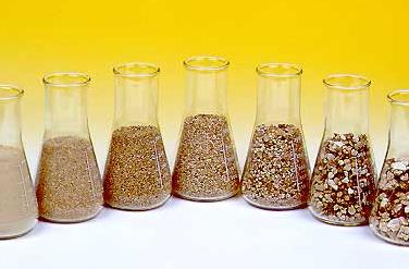 7 Erlenmeyerkolben gefüllt mit verschieden großen Perleen 444