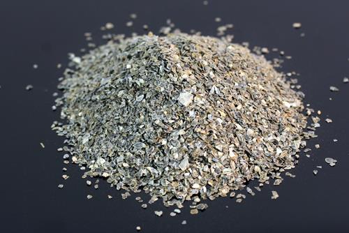 Rohvermiculit auf schwarzem Grund